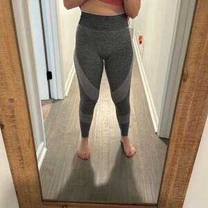 VICTORIA SECRET PINK SEAMLESS LEGGINGS IN LIKE NEW CONDITION